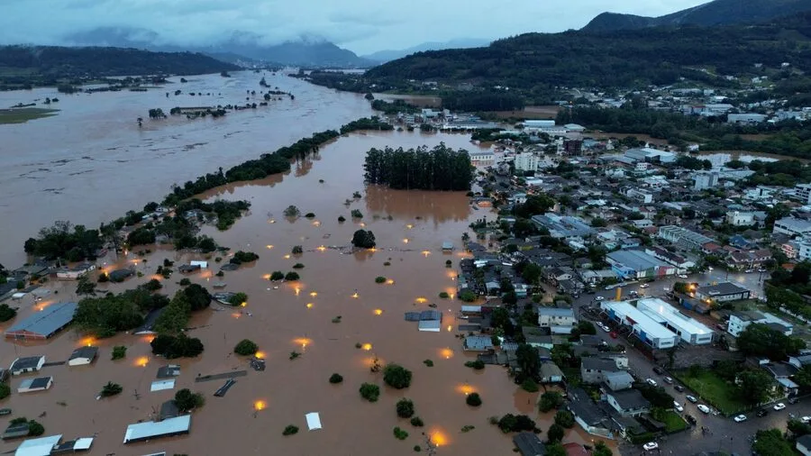 Rio Taquari transbordou e subiu mais de 30 metros alagando dezenas de cidades. Vista aérea da cidade de Encantado, tomada pela enchente. Foto: REUTERS/Diego Vara