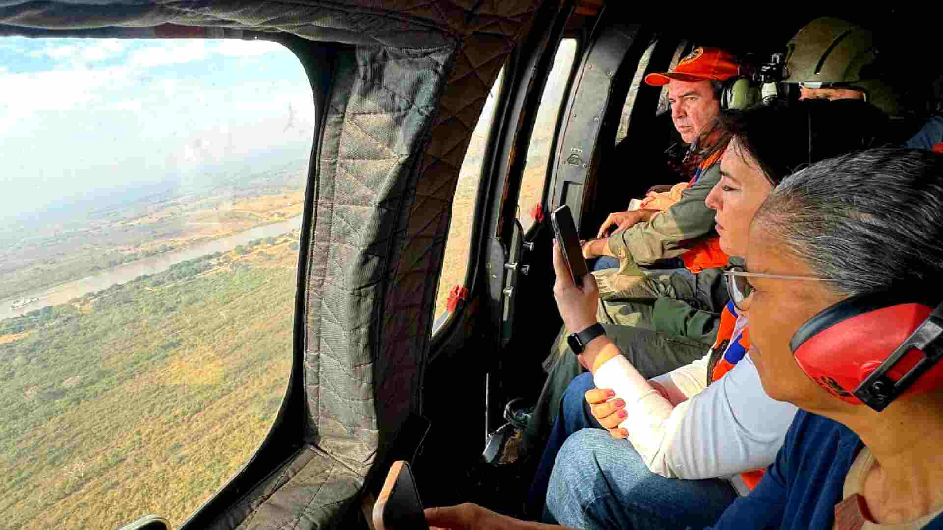 Ministras em sobrevoo no Pantanal. (Saul Schramm, Governo MS)