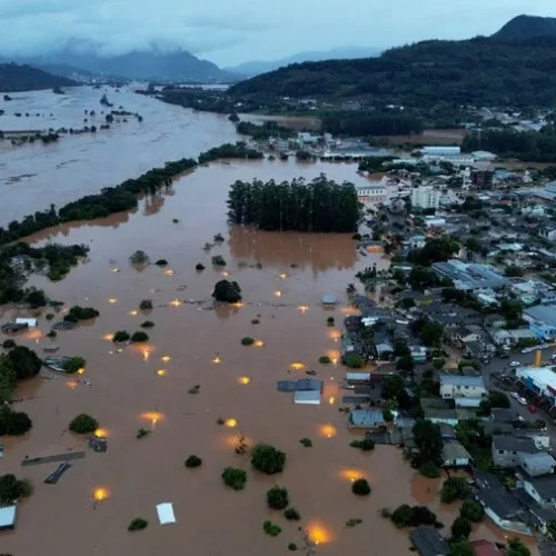 Rio Taquari transbordou e subiu mais de 30 metros alagando dezenas de cidades. Vista aérea da cidade de Encantado, tomada pela enchente. Foto: REUTERS/Diego Vara